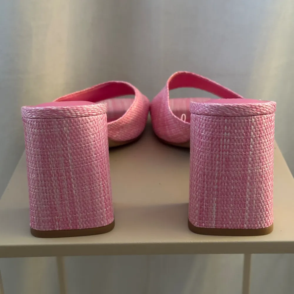Helt oanvänd rosa sandal från H&M i 9 cm bred klack! Väldigt skön, dock lite liten för mig.  . Skor.