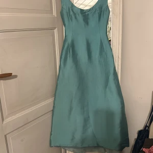 Festkl - Jättefin festklänning.  Passar till bal, brudtärna eller fest.  Kan användas vid många tillfällen. 