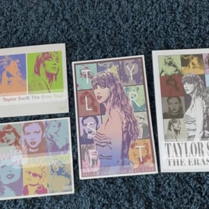 Taylor swift VIP posters - Kollar intresset för alla 4 posters i Taylor Swifts exklusiva VIP package, helt nya i sitt fodral. Funderar på att sälja vykorten också.   Bild lånad från Google 🥰🥰🥰 börjar på 150kr styck och alla för 600. 💜💜💜