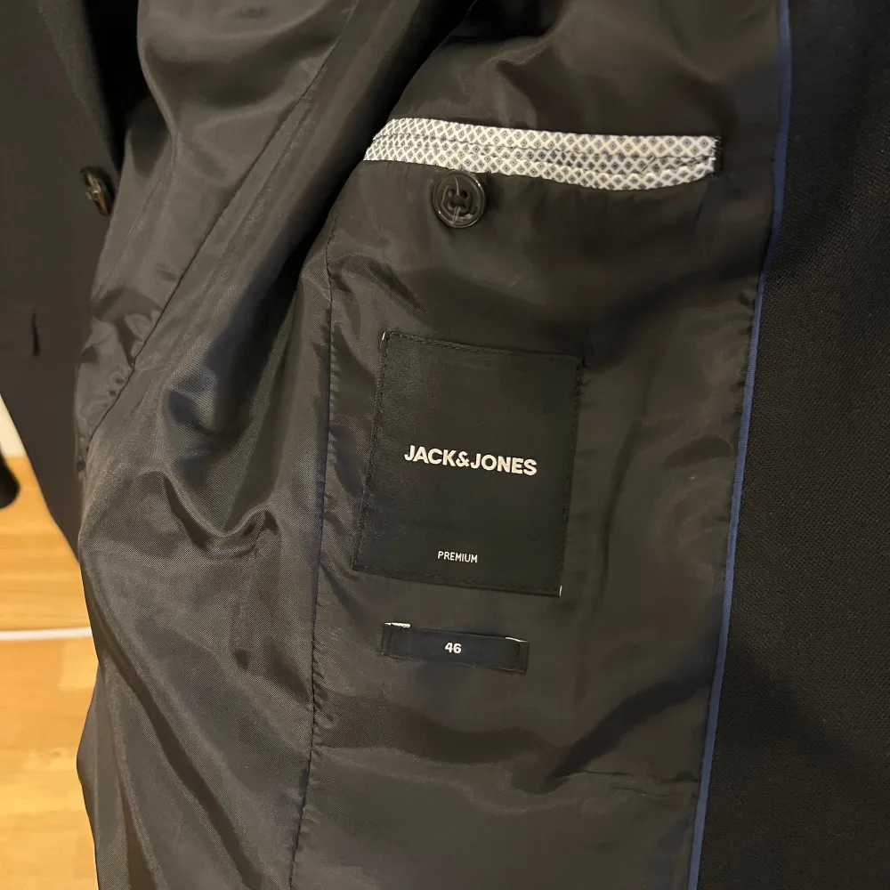 Kostymset från Jack & Jones. Använts 1 gång.  . Kostymer.