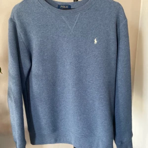 Ralph lauren tröja  - Säljer en Blå Ralph lauren tröja i storlek 14-16 år. Använd 2 gånger  Köpt på NK i Göteborg  Säljes pga för liten  Säljes i befintligt skick  Nypris 1199kr Mitt pris 299kr