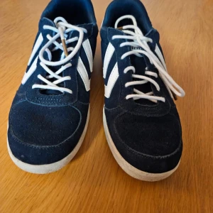 Sneakers  - Fin sneakers i fin skick.  Sparsam använd. Storlek 36.