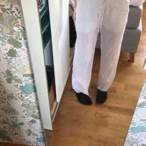 Vita linnebyxor  - Köpta här på Plick men inte så jättemycket använda av mig. De är uppsprätta längst nere så skulle säga att de passar någon som är runt 155-160 ca.💘💘