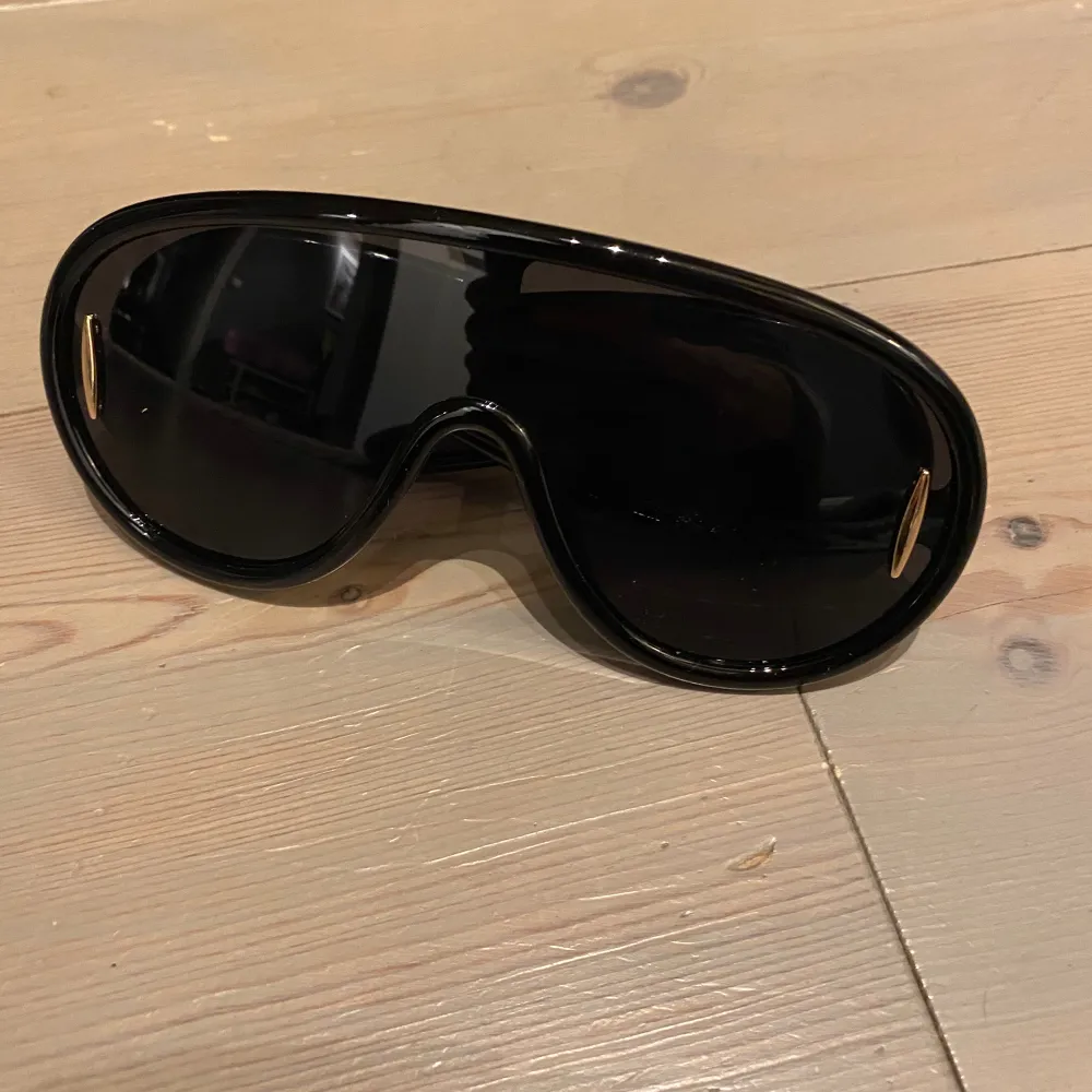 Helt nya svarta solglasögon i cool modell . Accessoarer.