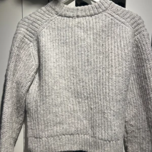 Stickad grå tröja  - Tröjan är från Ginatricot och är xxs men passar på mig som är s/xs. Köpt för 299 säljer för 79kr. Lite nopprig men övrigt inget fel. Har använt ett fåtal gånger.