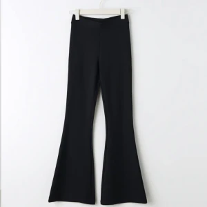 Black Flare Leggings - !! Lånade bilder !! Svarta utsvängda byxor från Gina Tricot 🖤 Storlek S, säljer för att de är ganska korta 😅 Något litet hål vid knät som knappt märks, annars bra skick 👌🏼 Normalpris 249 kr, säljer för 135 kr