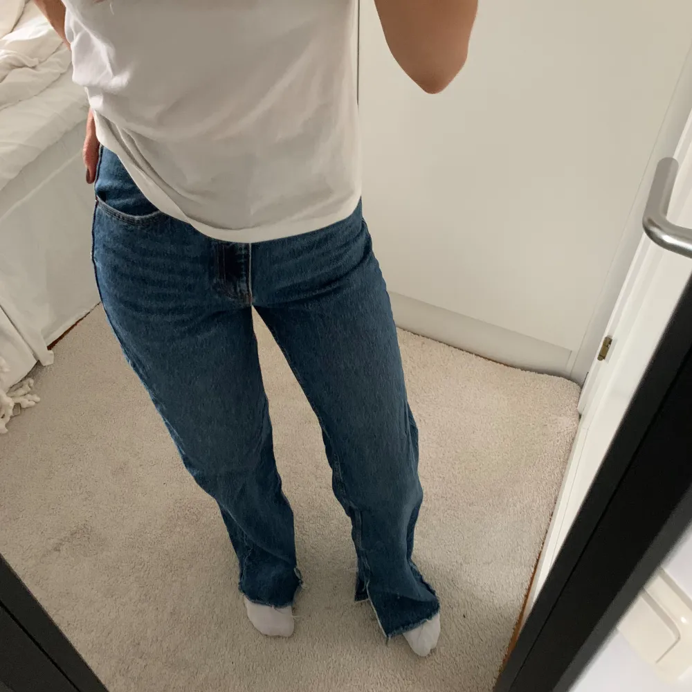 Super söta mörkblåa highwaist straight jeans med slit från Zara. Använd ett fåtal gånger🫶🏽🫶🏽. Jeans & Byxor.