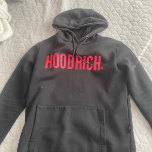 Hej säljer min hoodrich hoodie som är i xs eftersom att den är liten och den är i skick 8/10