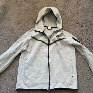 nike tech fleece - Tjena säljer nu min tech fleece då jag inte använder den mera ny pris är 1200 ish men säljer den ganska billigt:). Köpte den från unisportstore. 9/10 skick inga märken eller något på den. Den är L men passar M med, skicka om ni har fler frågor🙂 