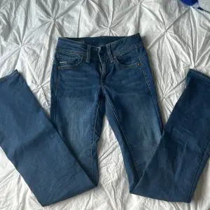Bootcut jeans från G star i färgen ”faded blue” och i storlek 24/34. Använda två gånger. Köptes för 1095kr 