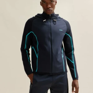 Hugo boss Jacka  - De är en fin jacka som knappt är använd köpte den för 2 veckor sen men kände att den inte passa mig då den va för liten  Den är Strl S men passar riktigt bra på M oxå 