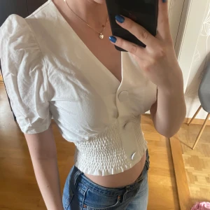 Vit blus - en super gullig vit topp från gina! Perfekt och sval till sommaren. Storlek Xs. Endast använd några fåtal gånger.