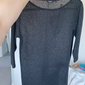 Glittrig mesh tröja  - Glittrig genomskinlig mesh tröja från Lindex med medellånga armar. Använd en del men fortfarande i fint skick. 