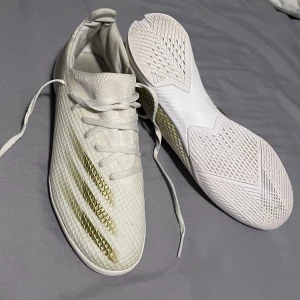 Inomhus skor Adidas - Fint skick. Inget hål eller några fläckar. Använt i ett halv år