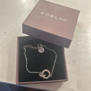 Edblad armband - Säljer mitt super fina armband från Edblad som är använt max 2 ggr, så de är som nytt. Säljer då det inte kommer till någon användning och har legat i förpackningen de senaste åren. 🤍 Nypris 399kr 🤍