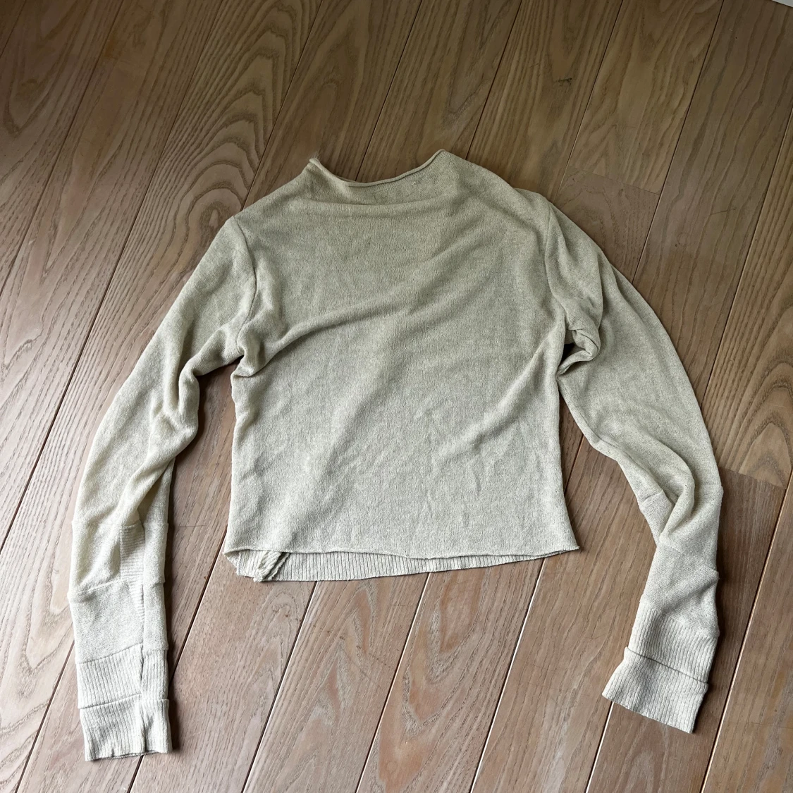 Stickad topp med knappar - 93