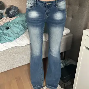 Low waist bootcut jeans. Passar 34/36