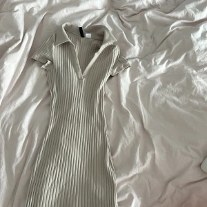 Klänning  - En fin klänning som passar till allt utmärkt till fin tillställningar. Använd ett par gånger bara, utmärkt kvalite 