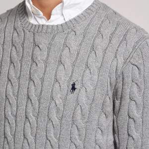 Hej, säljer en polo knitted cable tröja som är i nyskick, storlek S. Skriv för privata bilder, priset går att disskutera vid snabbaffär💕💕