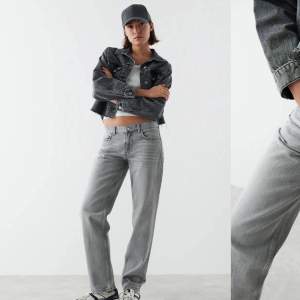 Säljer dessa snygga low waist straight jeans från Gina, endast använda ett fåtal gånger och är i väldigt fint och bra skick💞 Hör gärna av er innan ni väljer köp via Plick!