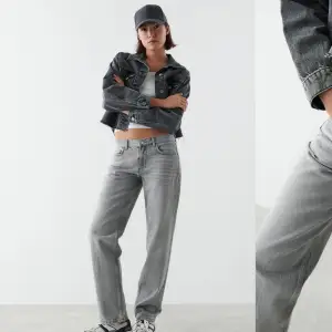 Säljer dessa snygga low waist straight jeans från Gina, endast använda ett fåtal gånger och är i väldigt fint och bra skick💞 Hör gärna av er innan ni väljer köp via Plick!