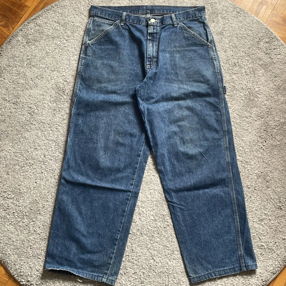 Baggy carpenter jeans från märket Wrangler. Benöppning 24cm. Bra skick! Om du har frågor eller vill ha fler bilder är det bara att skriva!. Jeans & Byxor.