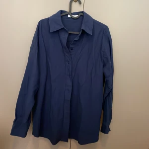 Linne skjorta NA-KD - Lite tjockare linneskjorta i oversize modell från NA-KD. Fint skick. 