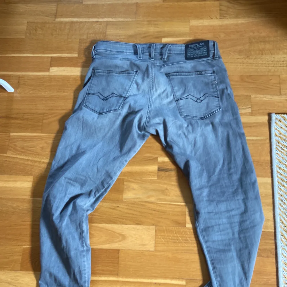 Tja säljer dessa riktigt feta replay jeansen i modellen anbass grå storlek 33:32 riktigt feet tvätt som ofta är slutsåld helt nya inprincip . Jeans & Byxor.