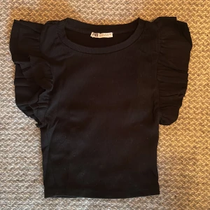 Volangtoppar - Säljer dessa så somriga toppar med så fina volang-detaljer😍😍Båda för 50 kr och en för 30💞