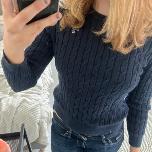 Mörkblå ganttröja i storlek xs!💙 - Mörkblå gant tröja i storlek xs. Jätteskönt material och väldigt fin. Jättefint skick. Säljer för att den börjar bli lite kort för mig i armarna💙 