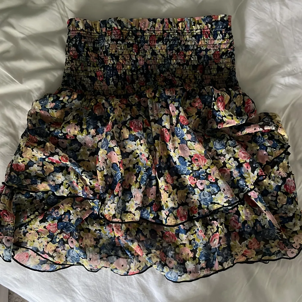 Säljer denna kjolen köptes förra sommaren i bra skick❤️❤️. Kjolar.