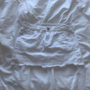 Jeanskjol - Lågmidjad jeanskjol, aldrig använd. Står inte svensk storlek bara att det är str 0 i amerikansk storlek men den passar mig som brukar har s-xs💗