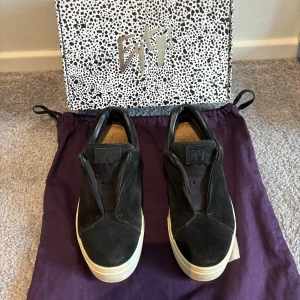 Eytys doja - Säljer ett par Eytys som är använda men ändå i fint skick, Dom passar även mig med storlek 41 då Eytys har väldigt stora storlekar. (Originalbox och dustbag följer med)