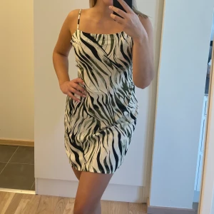 Mönstrad klänning djup rygg  - Superfin med djup och snörning i ryggen. minns ej vart köpt men skulle tippa på gina/bikbok/shein🥰(klipper alltid av lappar) 