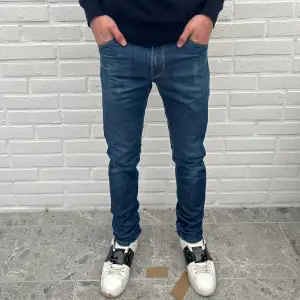 J.lindberg slim jeans || Nyskick, knappt användna || Passar 175-182 cm || Skriv vid minsta fundering! Mvh, CH 