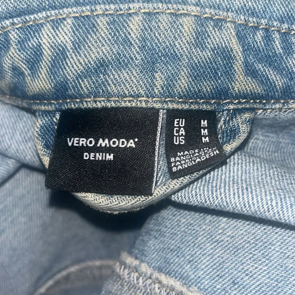Jeansjacka i jättefint skick som inte använts så mycket. Inga defekter. Den är i storlek M men tycker den sitter mer som S. Säljer då den ej kommer till användning.. Jackor.