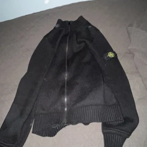Stone island tröja  - Skick 9,5/10 inga skador eller några täcken på användning, storlek 174 barn men passar större jag själv är runt 175 o den sitter bra på mig. Helt äkta och riktigt fet till sommaren passar riktigt bra med en vest. Jätteskön också. 