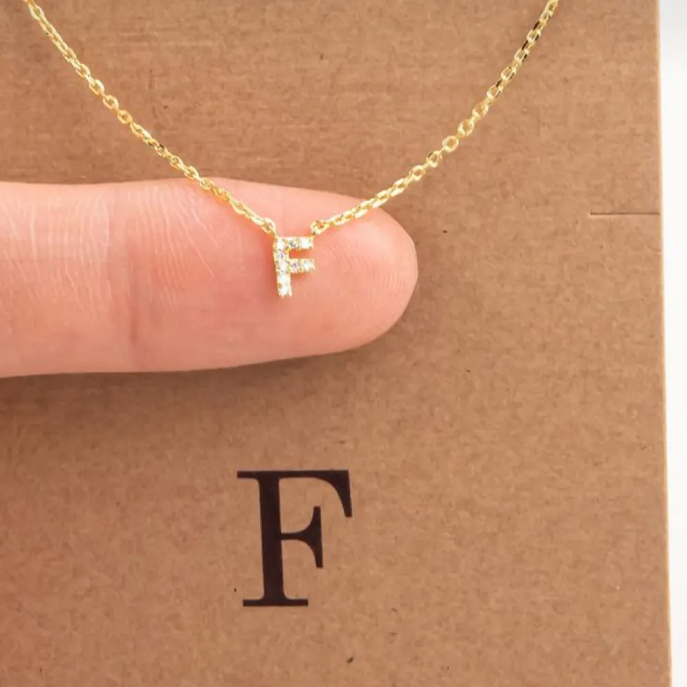 ⚜️🌟Guld halsband med initialen F på.  Oanvänd, med oöppnad förpackning! 🏆🌟. Accessoarer.