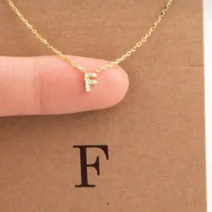 ⚜️🌟Guld halsband med initialen F på.  Oanvänd, med oöppnad förpackning! 🏆🌟