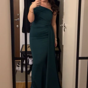 Grön klänning - Endast använd i några timmar. Strl M men passar mig som har S-M. 