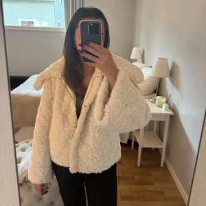 Teddy jacka HM - Endast använd 2 gånger då jag har för många jackor och den har helt enkelt inte kommit till användning. Stl M men passar mig som vanligtvis bär S ❤️‍🔥 Nypris 799kr
