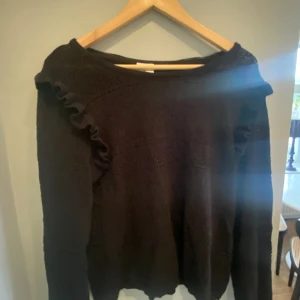 Tröja - En svart stickad törja som har volanger samt är lite hålig, jätte fin använd ca 3 gånger! Vill du har fler bilder skriv privat🥰