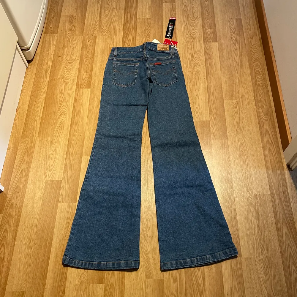 (26) lågmidjade bootcut jeans helt nya med lappar kvar. Midjemått: 31 men passar mke större pga mke stretch, innerbenslängd: 79 cm 🩵. Jeans & Byxor.