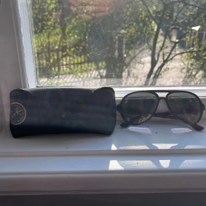 Rayban solglasögon  - Dessa är ett par riktigt feta solglasögon som inte är andvände en ända gång. Perfekt till sommaren. Nypris 1739 kr.