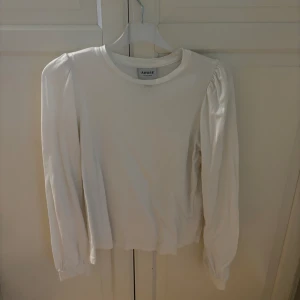 Vit tunn tröja - En väldigt fin vit tunnare tröja med detaljer på axlarna. Väldigt skön. I storlek   XS.