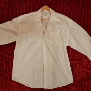 Vit skjorta  - Vit skjorta i storlek 46, den är oanvänd och i väldigt bra skick. Den är från märket Pierre Hector.