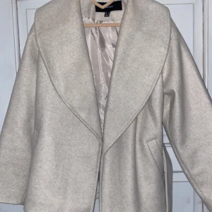 Kort kappa från veromoda  - Kappa använd 2 gånger. Den var för stor för mig därför vill jag sälja den. Inga fläckar överhuvudtaget, i princip som i nytt skick. I storlek M. Köptes för 699kr och jag säljer den för 450kr.