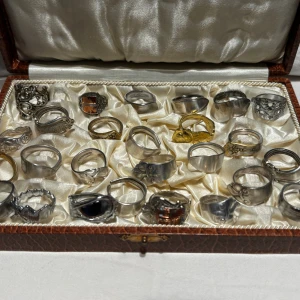 Handgjorda ringar  - Handgjorda ringar av gamla bestick, de flesta är i nysilver och några är i rostfritt stål. Skriv privat om du vill köpa så får du mått på ringen😊