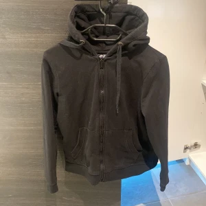 Svart ziptröja  - Säljer nu denna då jag inte vet vart den är ifrån och aldirg använt:))