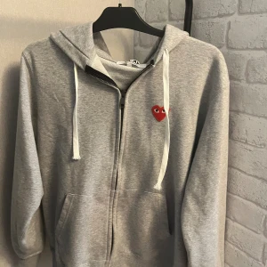 cdg hoodie - 10/10 skick storlek L men passar M, hör av er vid funderingar 